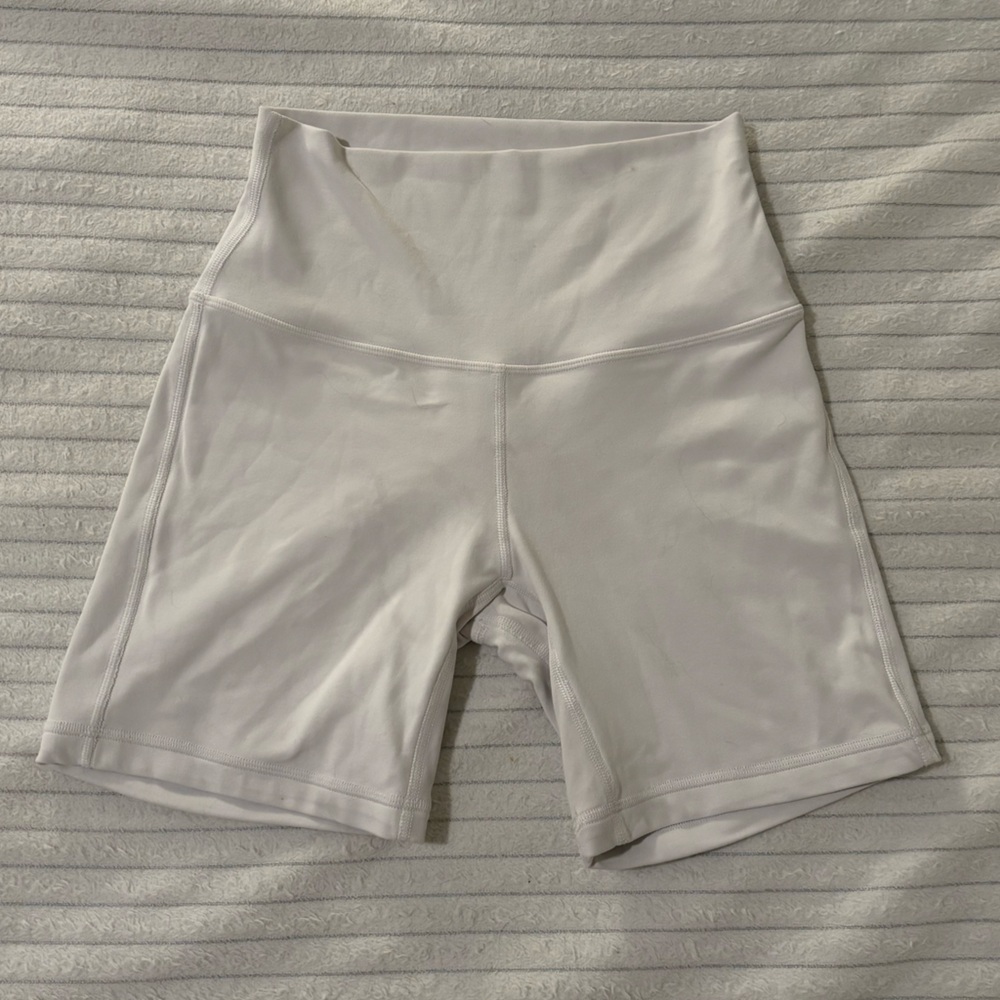 Lululemon white 6” inseam biker shorts -
SIZE 4